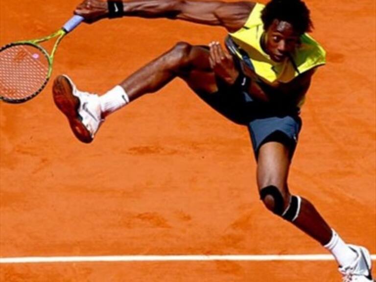 Gael Monfils saltó sobre una tenista para realizar un smash
