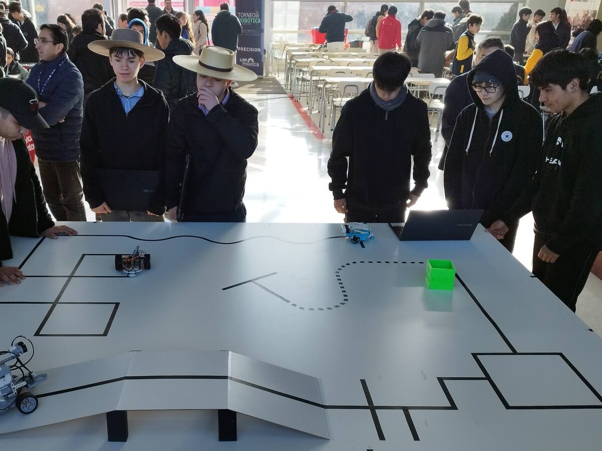 Estudiantes de Quillota y Temuco triunfan en el torneo de robótica más grande de Latinoamérica