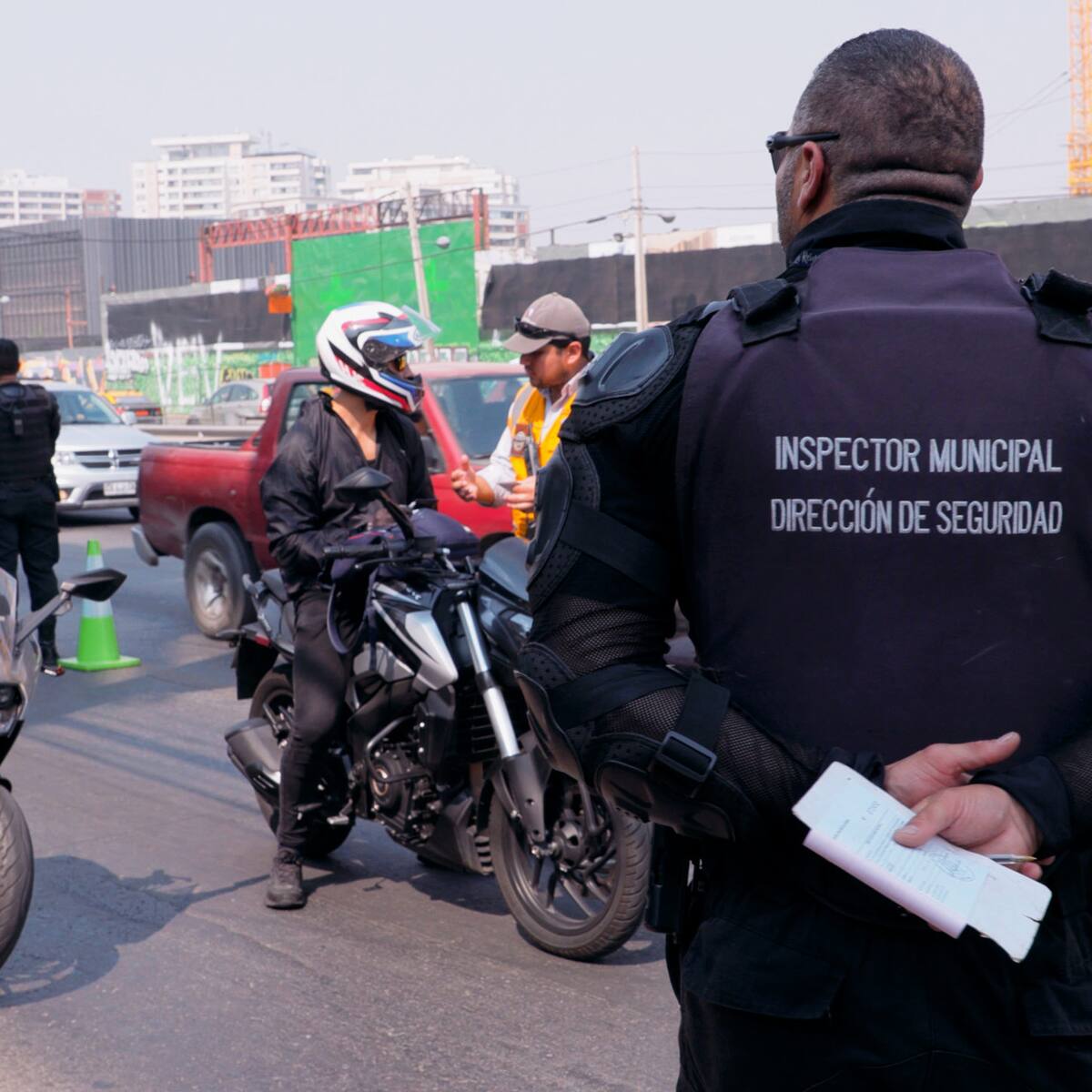 Persecución y disparos en Santiago terminan con inspector municipal baleado y dos detenidos
