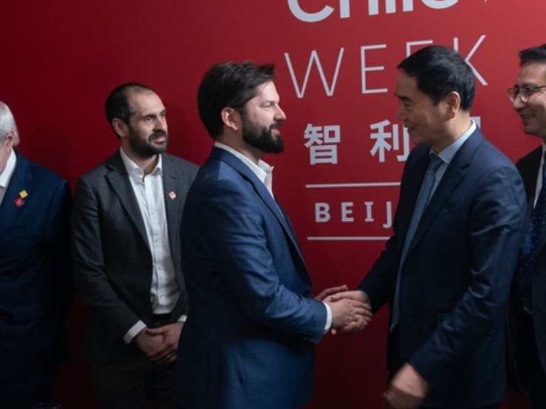 Presidente Boric llama a empresarios a «invertir con confianza en Chile» durante su viaje por China