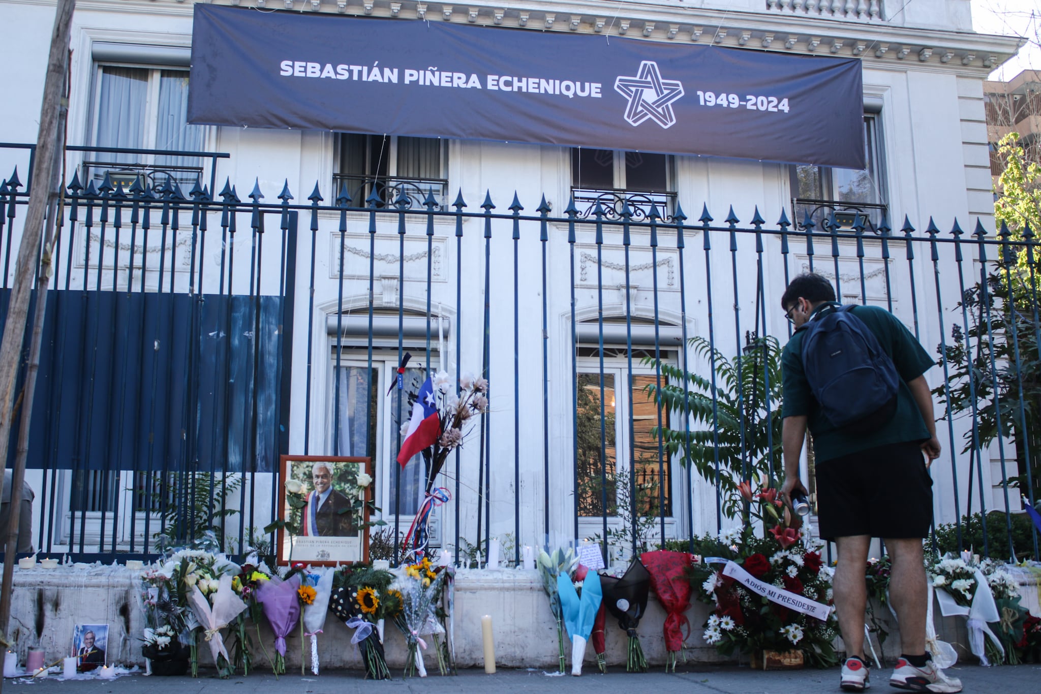 07 de FEBRERO de 2024 / PROVIDENCIA
Velas, flores y fotografías del fallecido expresidente Sebastián Piñera en el frontis de Renovación Nacional durante la mañana de su velorio.
FOTO: JESÚS MARTÍNEZ / AGENCIAUNO