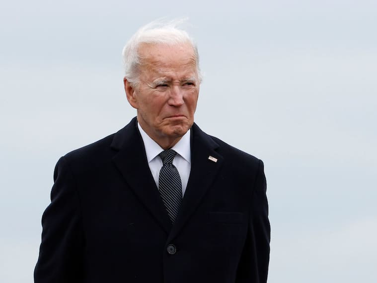 El mandatario estadounidense Joe Biden homenajea a soldados fallecidos en Medio Oriente, al arribo de sus cuerpos a una base militar en Delaware.