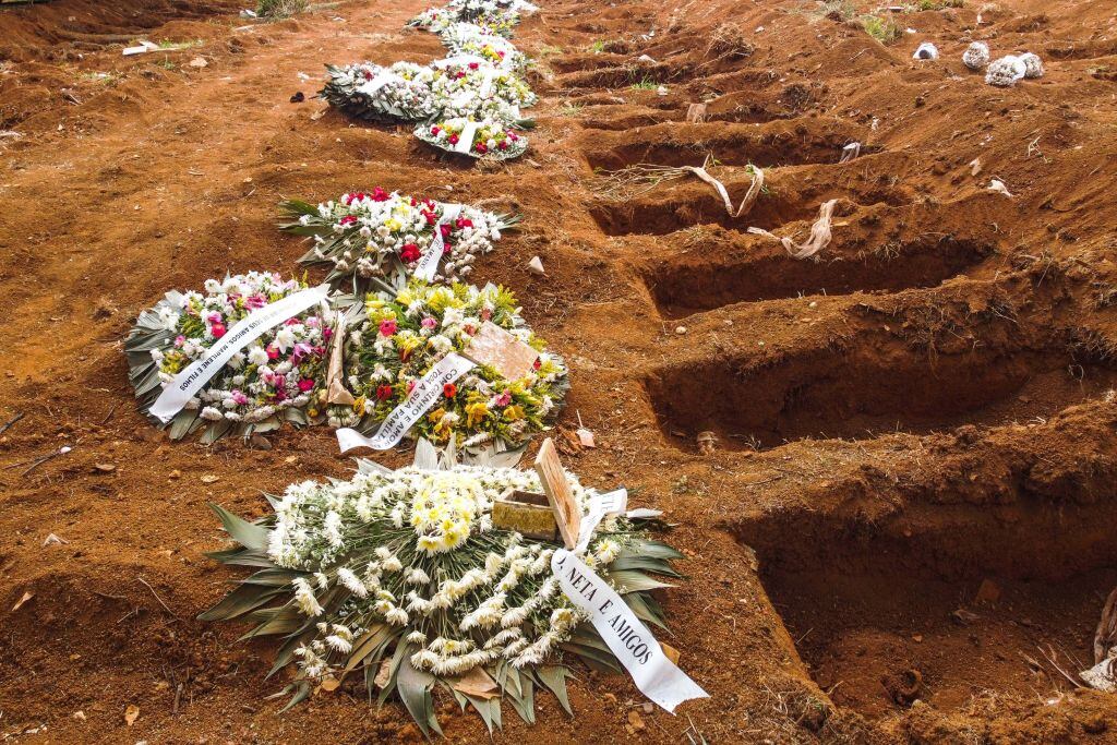 Cementerio prepara grupos de entierros por Covid-19 en Brasil
