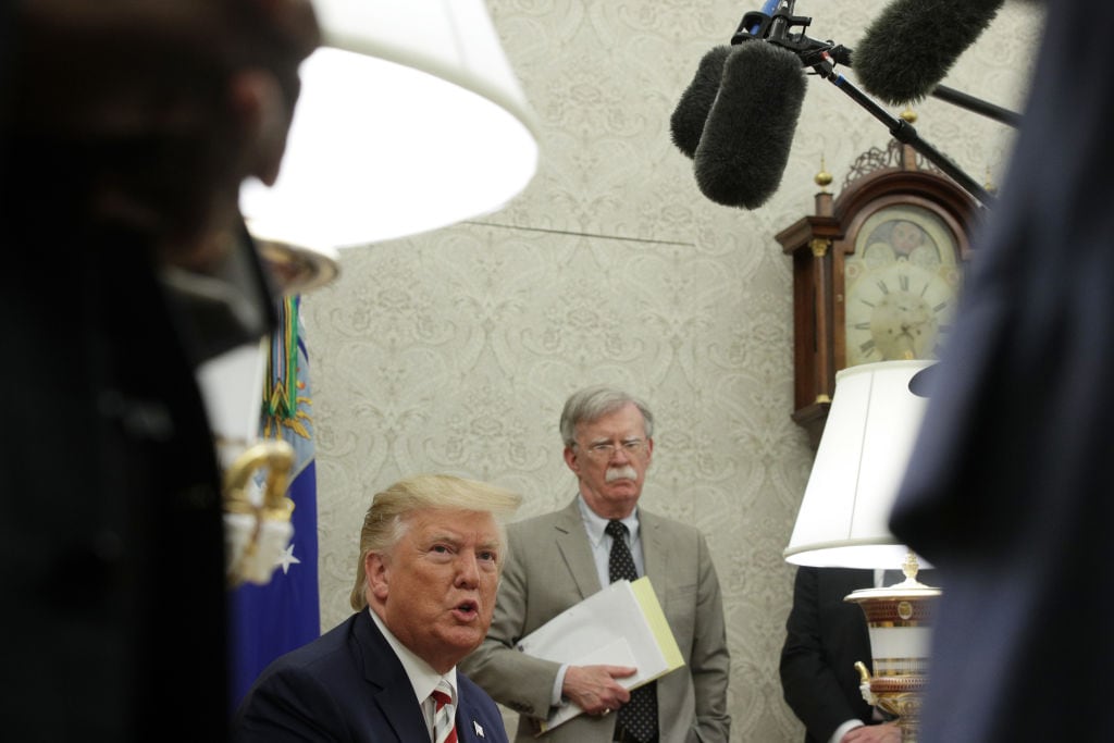 John Bolton junto a Donald Trump en un salón de la Casa Blanca de EEUU