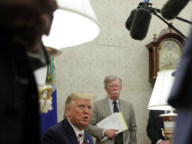 John Bolton junto a Donald Trump en un salón de la Casa Blanca de EEUU