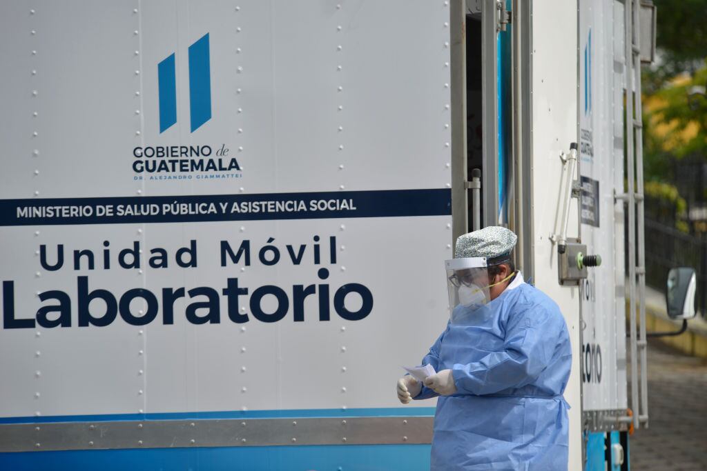 Un médico en Guatemala se alista para tomar muestras y colocar vacunas, en medio de una campaña sanitaria.