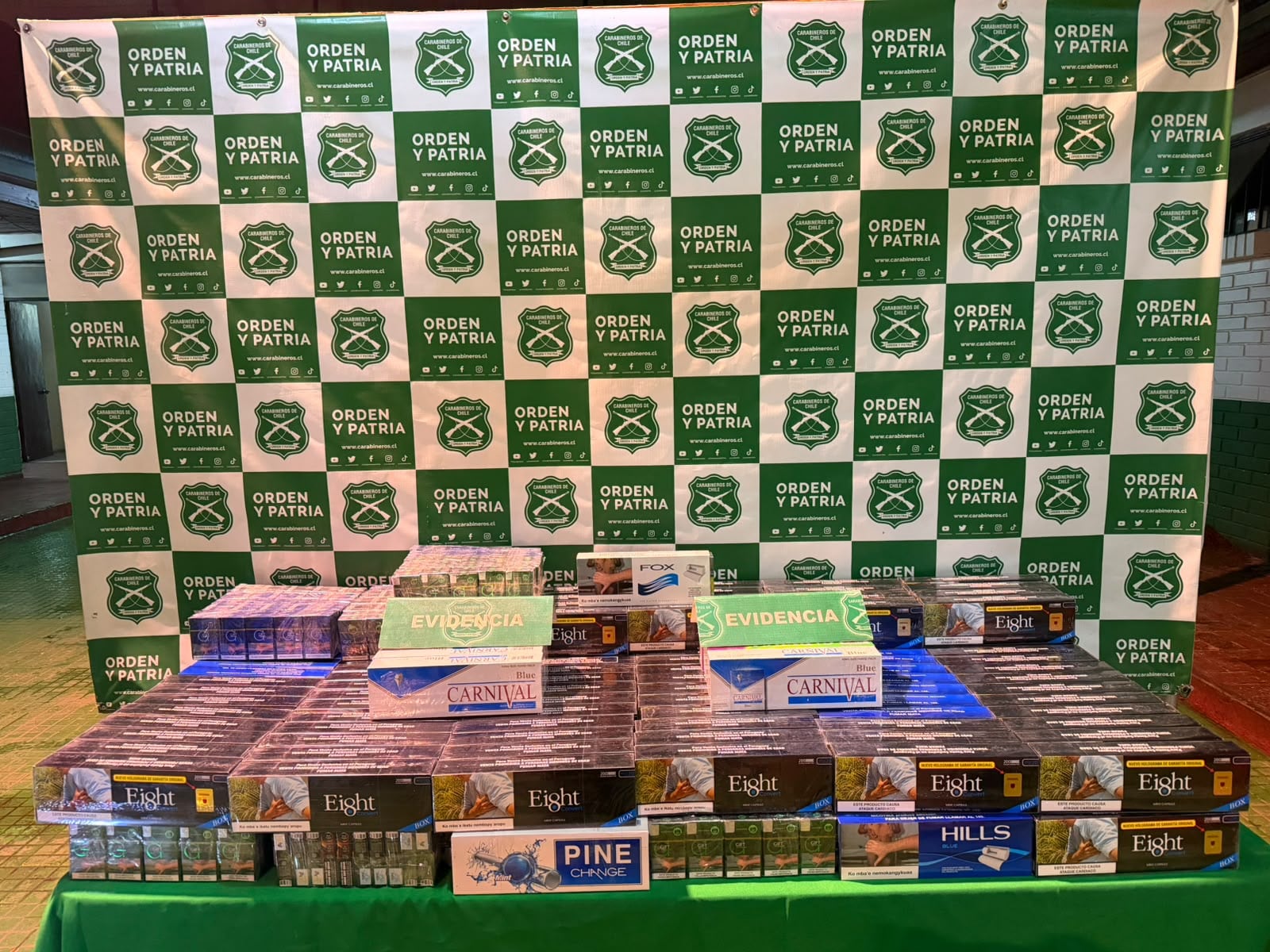 Carabineros detiene a cuatro sujetos e incauta más de 2 mil cajetillas de cigarrillos y medicamentos