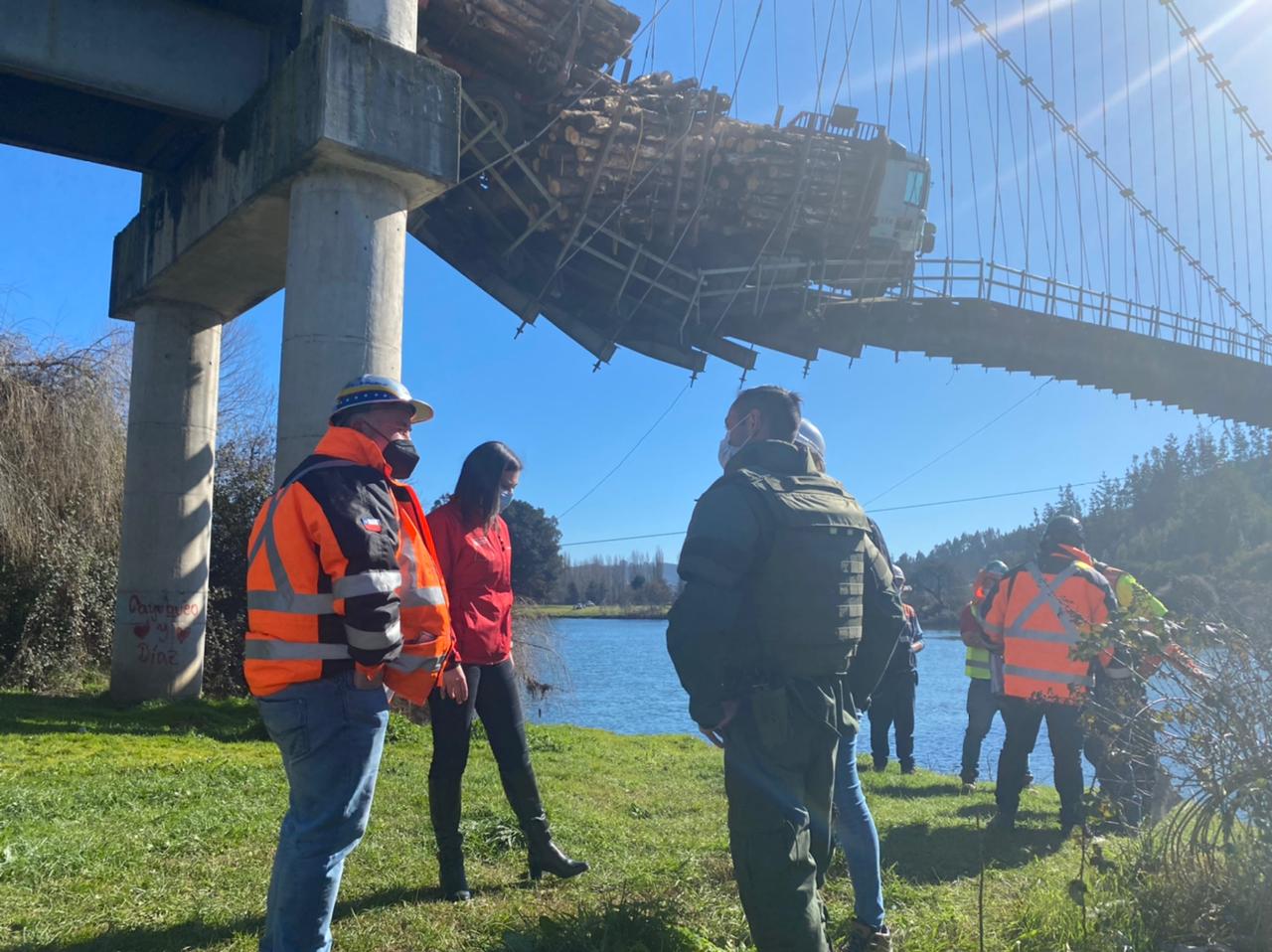 Carabineros llega hasta pasarela colapsada tras paso de un camión con carga
