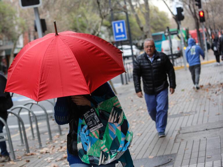 Nuevo sistema frontal: ¿En qué sectores de Santiago llegarán primero las lluvias y hasta cuándo durarán?