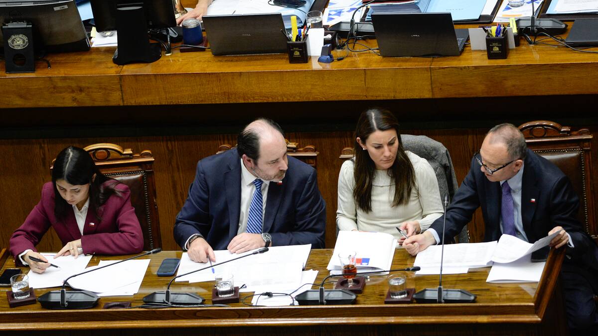“Qué desastre, hue...”: ministro Rau sufre un “micrófono abierto” en votación del Senado por la sala cuna universal