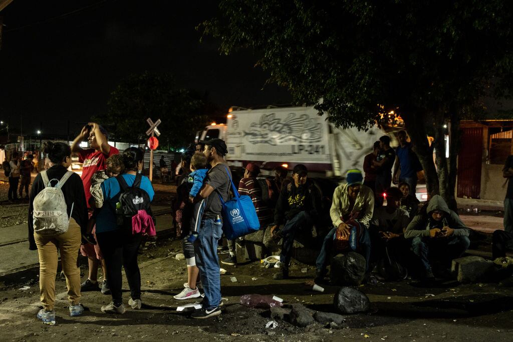Migrantes siguen su marcha por México