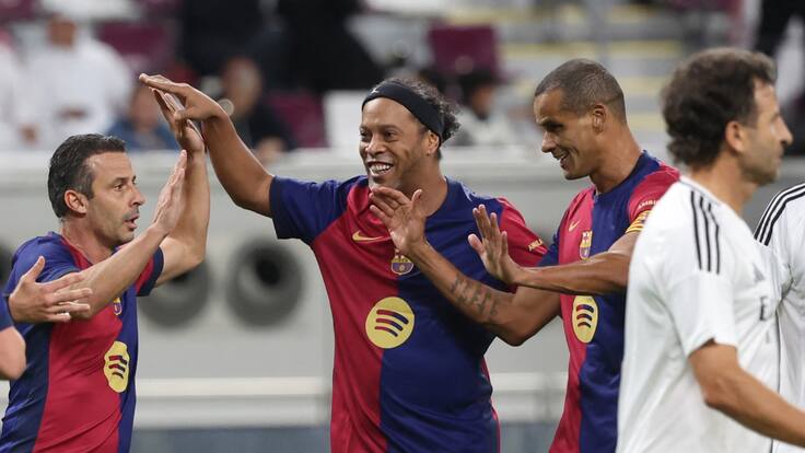 La magia sigue intacta: Ronaldinho se luce con golazo de tiro libre en duelo de leyendas ante Real Madrid