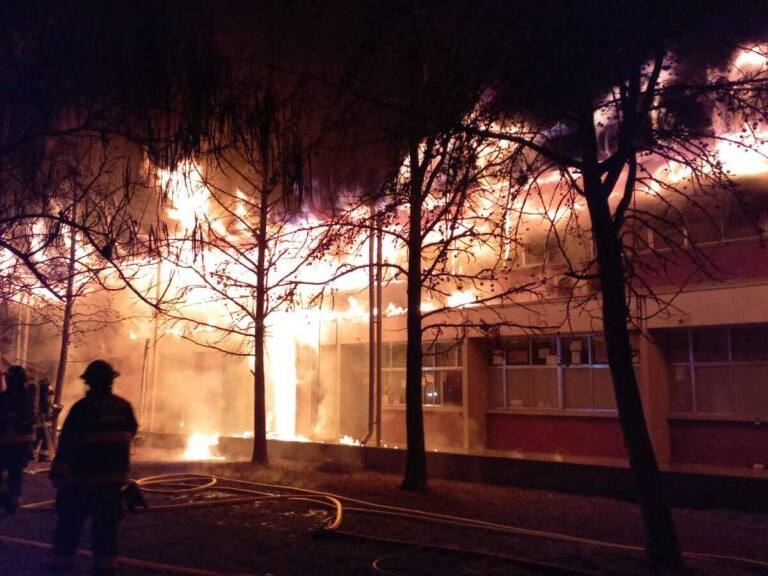Rector UC Ignacio Sánchez tras incendio en campus San Joaquín: «No podemos contar ninguna víctima, no hay daños humanos y eso es lo principal»
