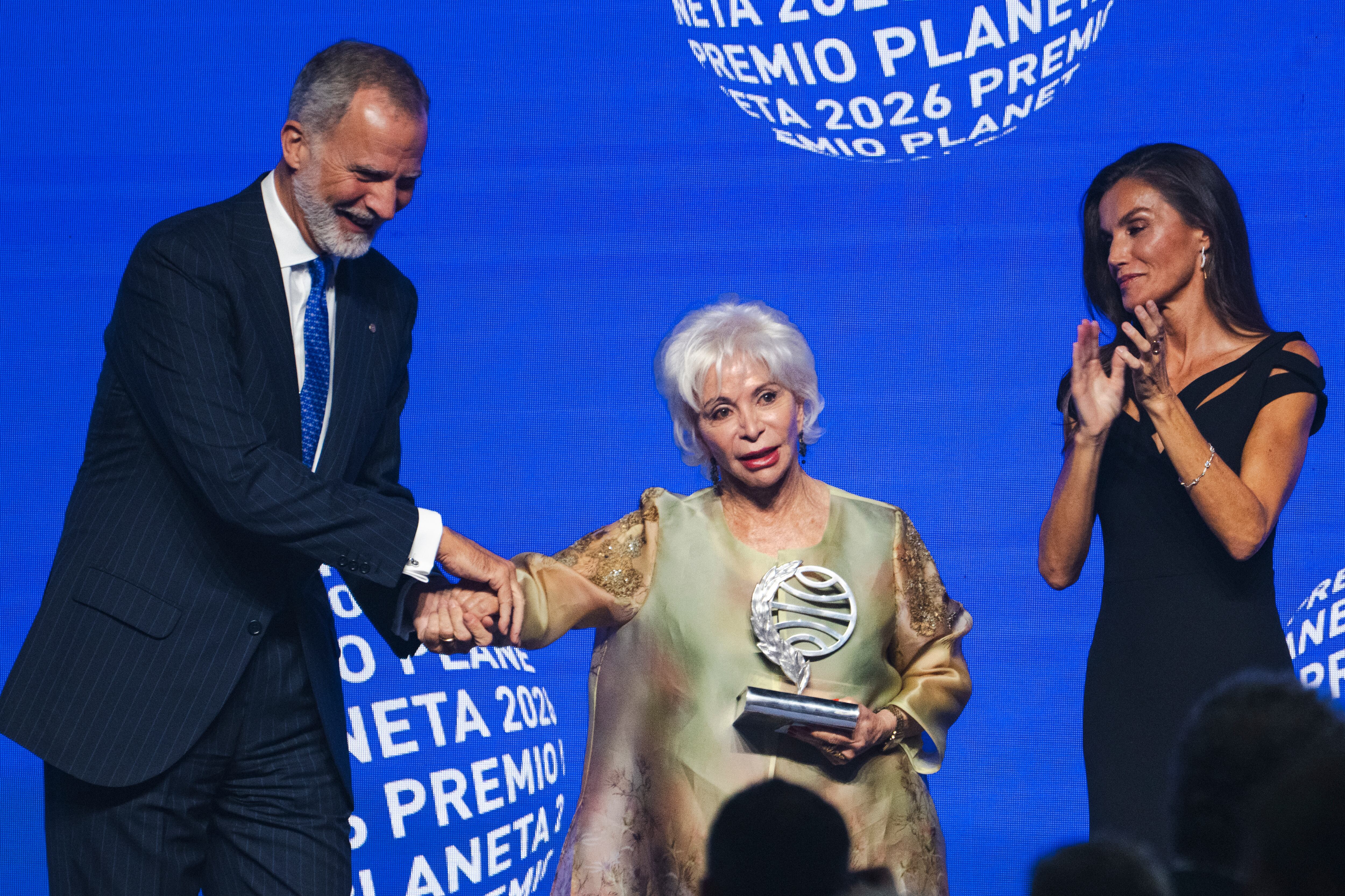 BARCELONA CATALONIA, SPAIN - OCTOBER 15: The writer Isabel Allende (c) wins the 75th Planeta Prize for ‘La hora antes del alba’ on 15 October 2026 in Barcelona, Catalonia, Spain. The Planeta Novel Prize celebrates its 75th anniversary in 2026, having established itself as one of the world’s most lucrative literary awards: 1,000,000 euros for the winner and 200,000 euros for the runner-up.[**********]. (Photo By Lorena Sopena/Europa Press via Getty Images)