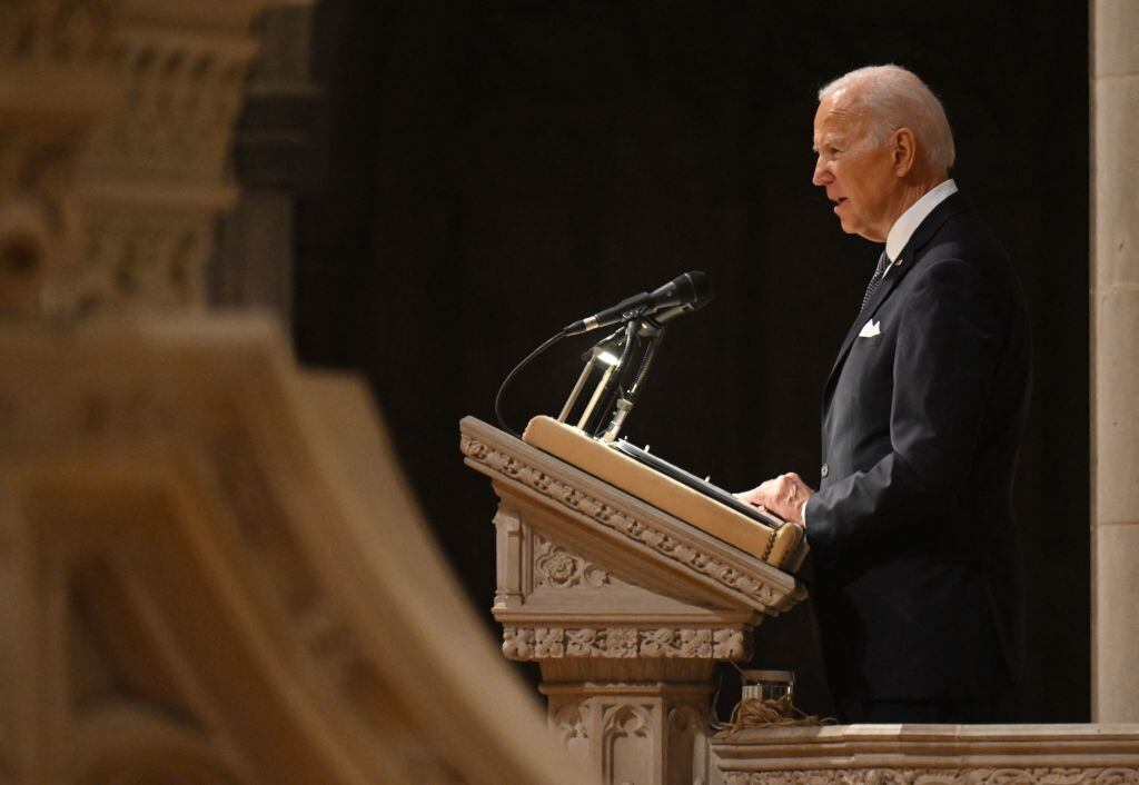 El presidente de EEUU, Joe Biden, habla en un servicio fúnebre de un exsecretario
