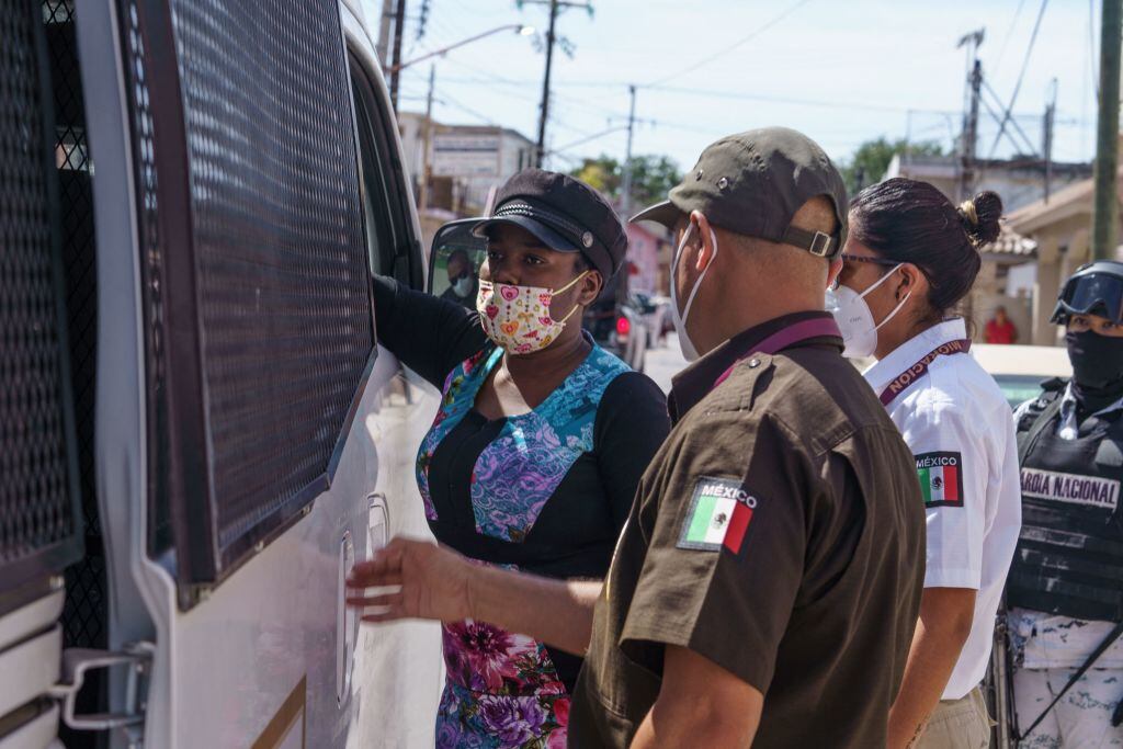 Agentes mexicanos detienen a migrantes en la frontera con EEUU