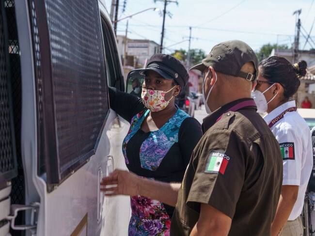 Agentes mexicanos detienen a migrantes en la frontera con EEUU
