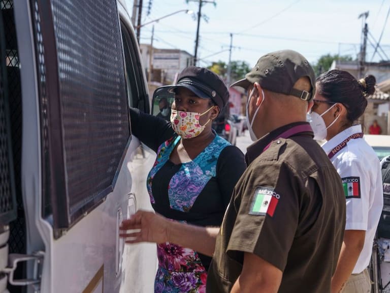 Agentes mexicanos detienen a migrantes en la frontera con EEUU