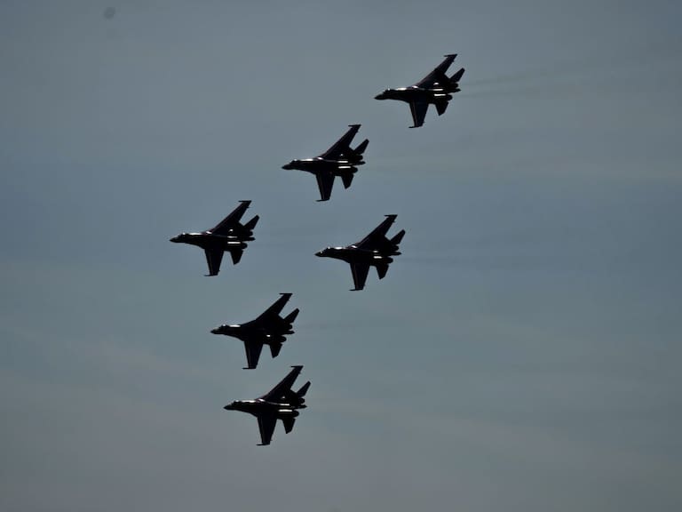 Unos caza Sukhoi Su-35S muestran sus capacidades en una feria militar