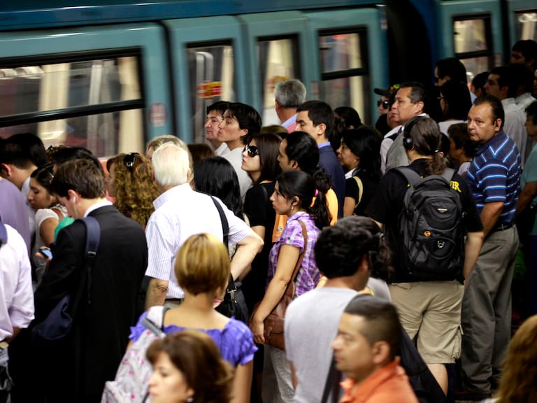 ¿Cómo moverse por Santiago cuando no funciona la Línea 1 del Metro? Estas son las alternativas