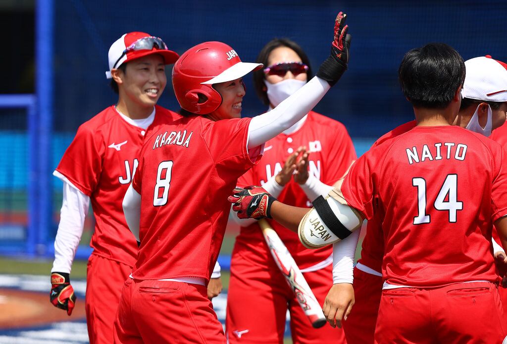 Las deportistas japonesas celebran su triunfo en el estadio Fukushima Azuma