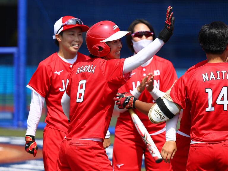 Las deportistas japonesas celebran su triunfo en el estadio Fukushima Azuma