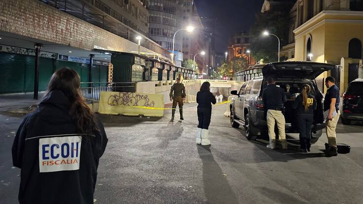 El ataque ocurrió a metros de la Alameda, en el paso subterráneo que conecta los paseos Bandera y San Diego. Según testigos, al menos 20 disparos fueron realizados por sujetos que se movilizaban en un scooter.