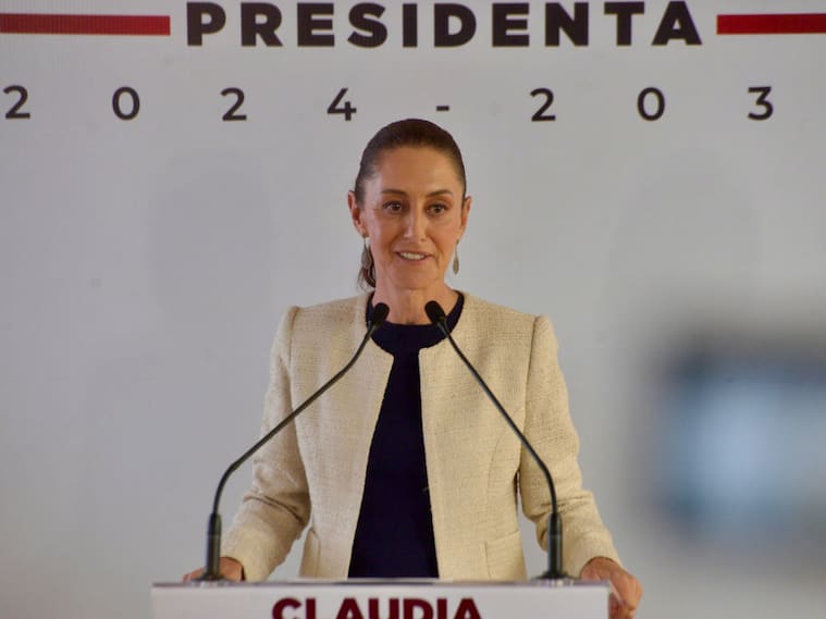 La presidente electa de México Claudia Sheinbaum habla con los medios de comunicación en Ciudad de México.