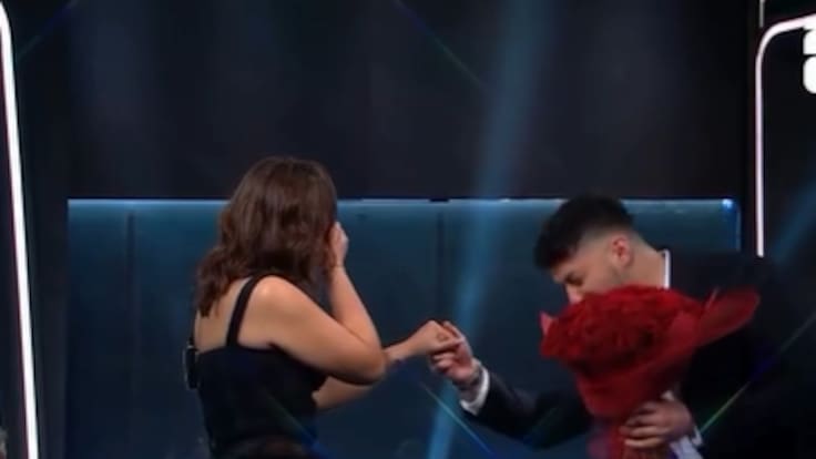Reconocida influencer oficializa su romance tras sorpresiva petición de pololeo en TV