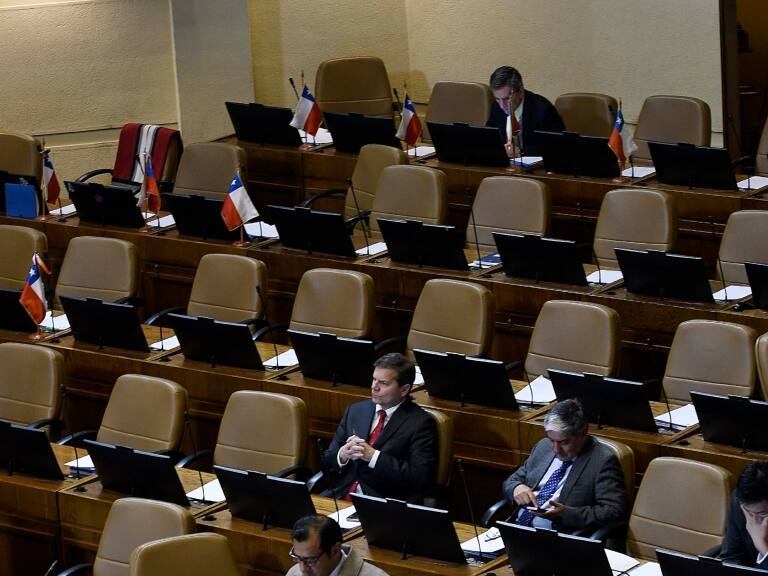 Diputados de la oposición abandonan la Cámara durante homenaje a parlamentarios desaparecidos en dictadura