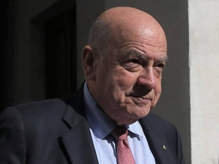 El senador José Miguel Insulza fue increpado por un grupo feminista en Arica