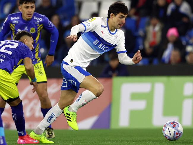 27 DE JUNIO DE 2026, SANTIAGO
Justo Giani (uc) conduce el balón Durante el partido, válido por la cuarta fecha de Copa chile, entre Universidad Católica y San Luis, disputado en el estadio Claro Arena
FOTO: ERNESTO GUEVARA/ AGENCIA UNO