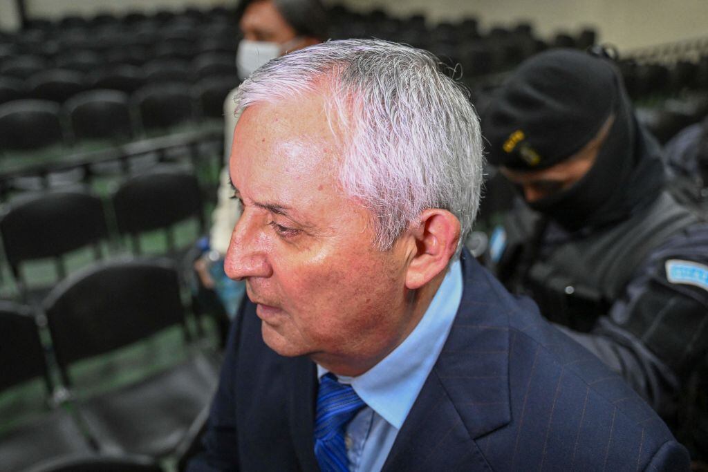 Expresidente de Guatemala Otto Pérez Molina llevado afuera del tribunal