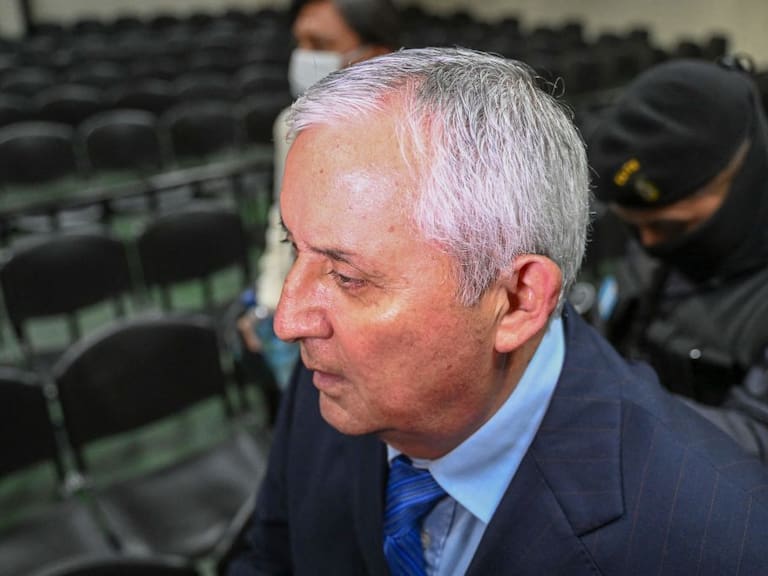 Expresidente de Guatemala Otto Pérez Molina llevado afuera del tribunal