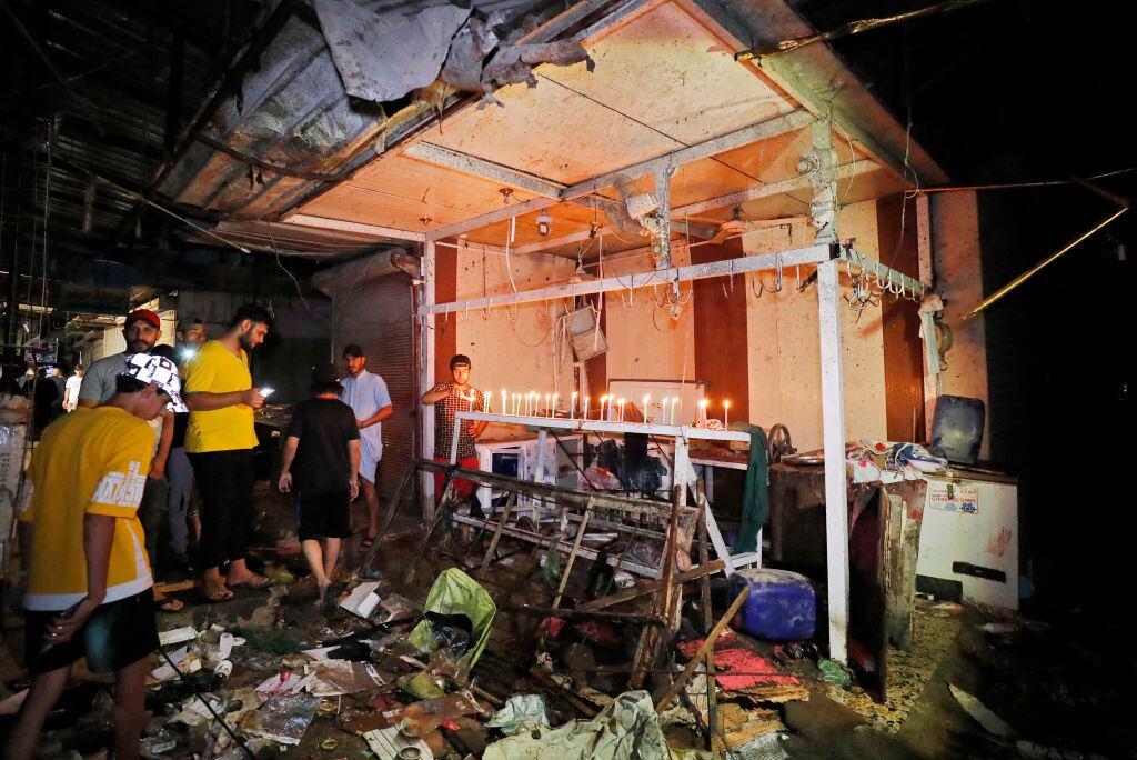 Los iraquíes encienden velas tras el atentado en un mercado de Bagdad
