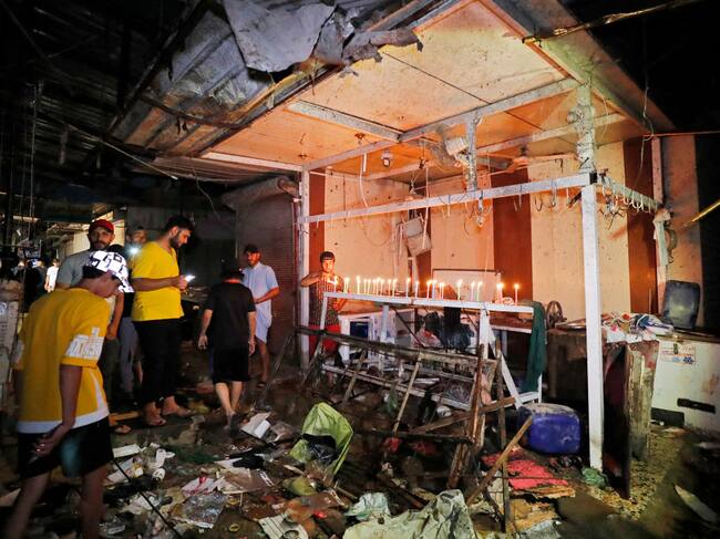 Los iraquíes encienden velas tras el atentado en un mercado de Bagdad