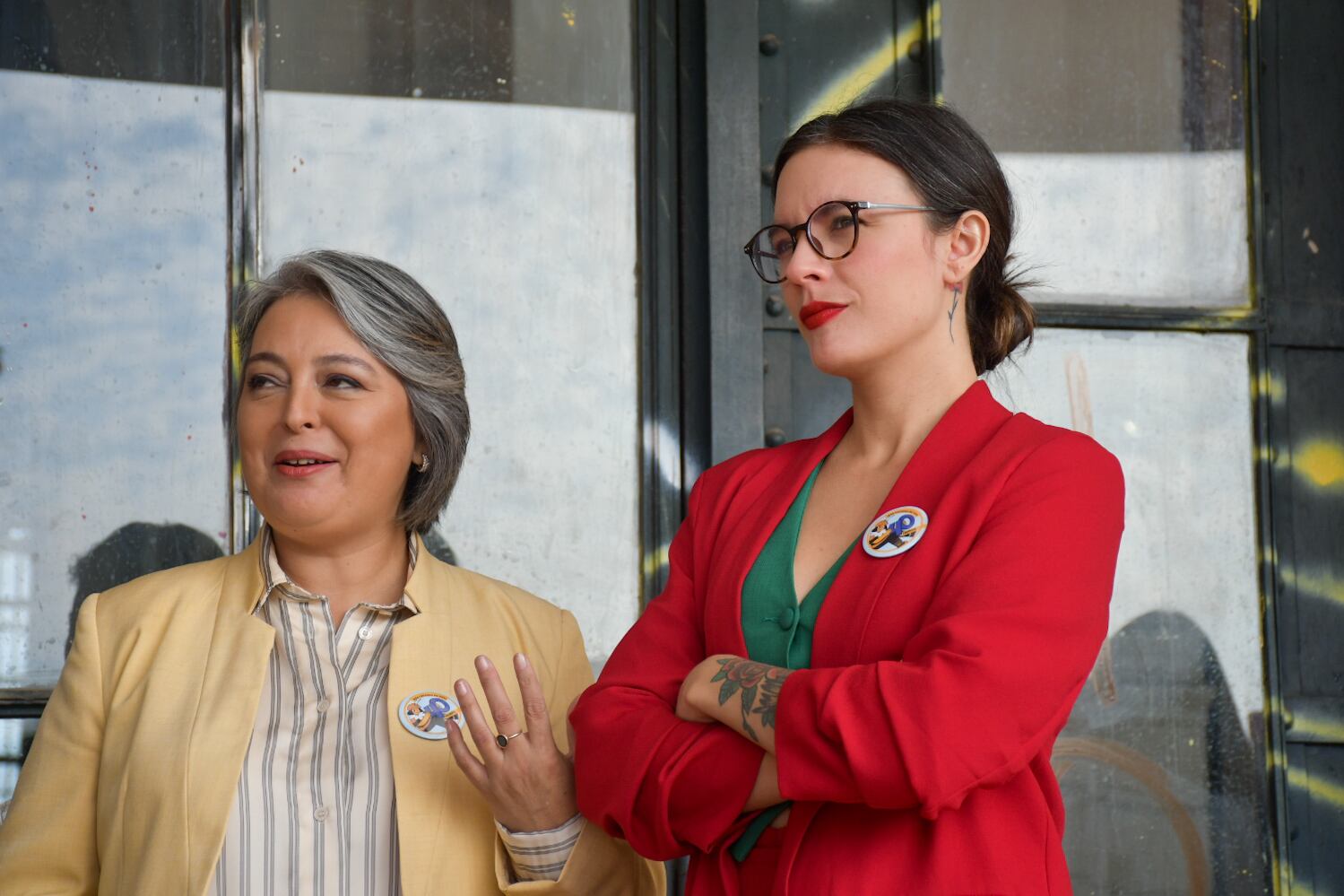 13 de Abril 2023 / SANTIAGO
De izquierda a derecha, Jannette Jara, ministra del trabajo y la Ministra Secretaría General de Gobierno, Camila Vallejo.
Las ministras del Trabajo y Previsión Social, Jeannette Jara, la Ministra Secretaría General de Gobierno, Camila Vallejo, y el subsecretario del Trabajo, Giorgio Boccardo, hacen entrega del Sello 40 horas a 14 micro, pequeñas y medianas empresas (MiPymes). Estas se suman a las más de 500 firmas que se han anticipado a la entrada en vigencia de la ley, despachada esta semana por el Congreso, y que ya han sido certificadas.
VICTOR HUENANTE / AGENCIAUNO