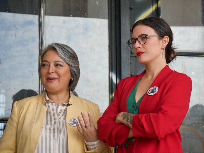 13 de Abril 2023 / SANTIAGO
De izquierda a derecha, Jannette Jara, ministra del trabajo y la Ministra Secretaría General de Gobierno, Camila Vallejo.
Las ministras del Trabajo y Previsión Social, Jeannette Jara, la Ministra Secretaría General de Gobierno, Camila Vallejo, y el subsecretario del Trabajo, Giorgio Boccardo, hacen entrega del Sello 40 horas a 14 micro, pequeñas y medianas empresas (MiPymes). Estas se suman a las más de 500 firmas que se han anticipado a la entrada en vigencia de la ley, despachada esta semana por el Congreso, y que ya han sido certificadas.
VICTOR HUENANTE / AGENCIAUNO