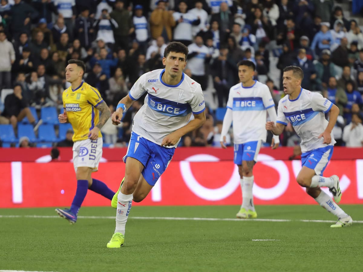 Con un penal y un jugador más: la UC lo da vuelta ante la U. de Conce y arranca con un triunfo la Copa de la Liga
