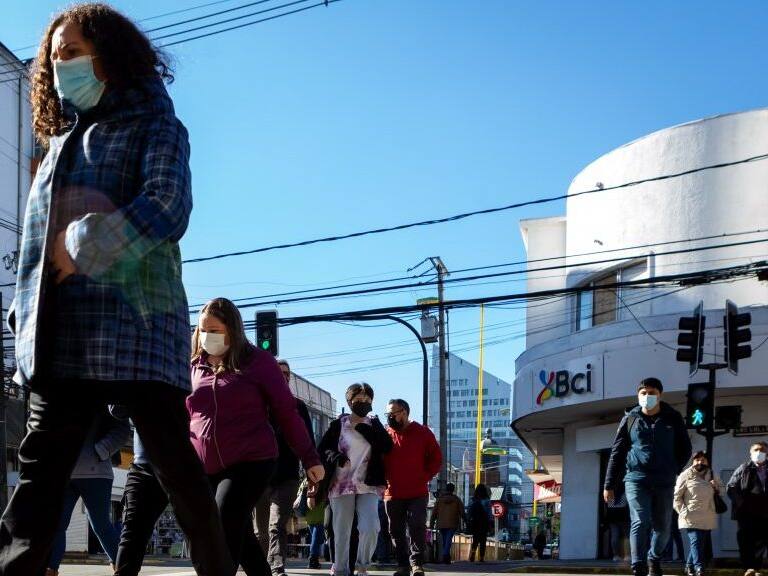 05 DE MAYO 2021 / PUERTO MONTTUna mujer con mascarilla cruza una concurrida calle de la ciudad durante Fase 2 de Transición por Covid-19
FOTO: FELIPE CONSTANZO / AGENCIAUNO