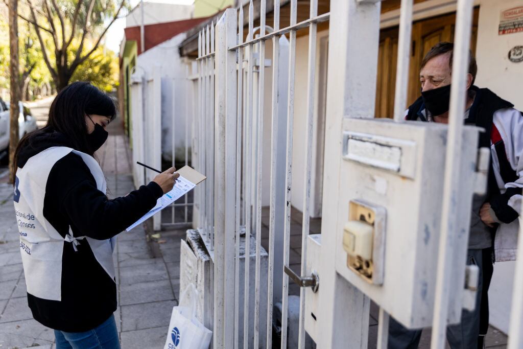 Una funcionaria del Censo 2022 conversa con el residente de un hogar en Argentina