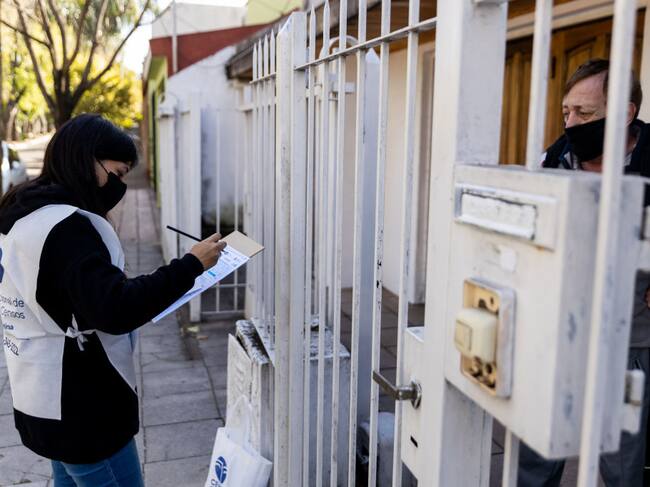 Una funcionaria del Censo 2022 conversa con el residente de un hogar en Argentina
