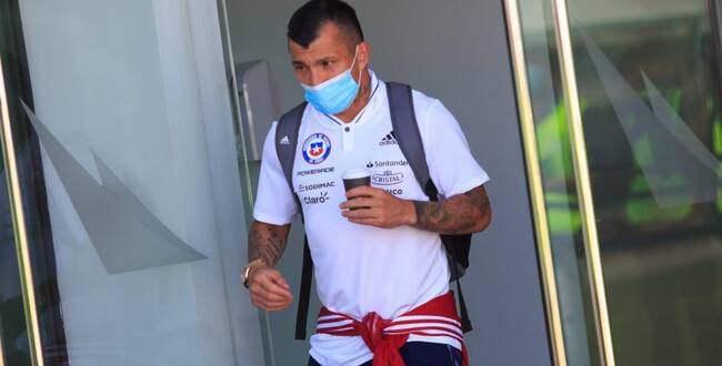 La Roja: seleccionados aterrizan en silencio en Santiago