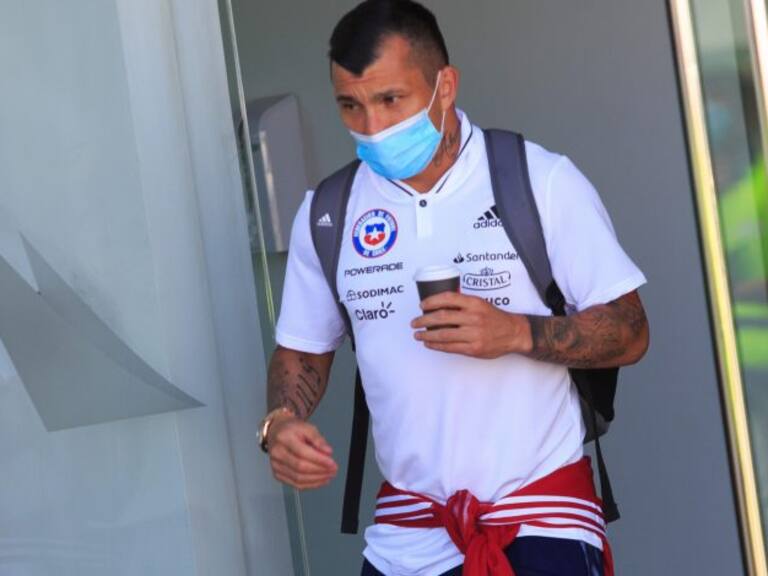 La Roja: seleccionados aterrizan en silencio en Santiago