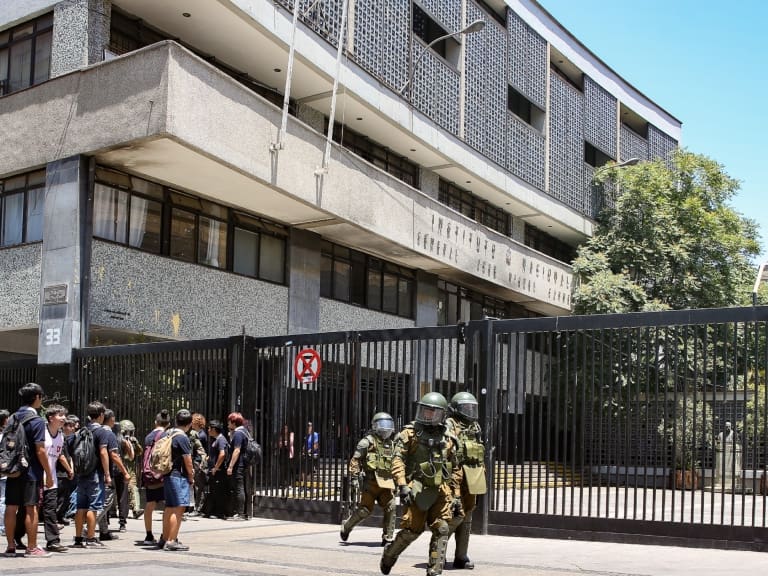 Liceos emblemáticos de Santiago no logran completar sus cupos de matrículas