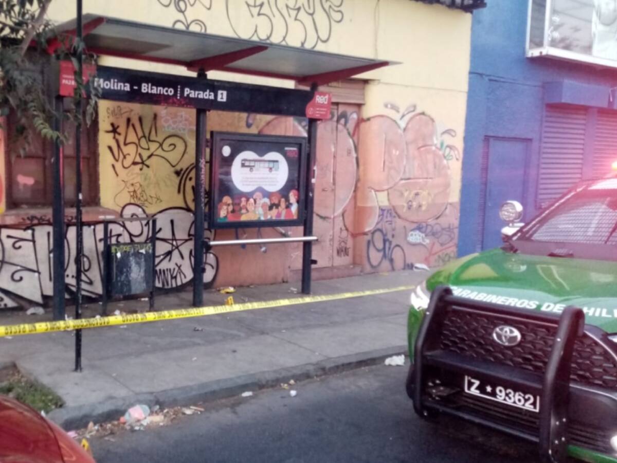 Carabinero de civil repele a disparos intento de asalto en Santiago centro: un delincuente resultó herido
