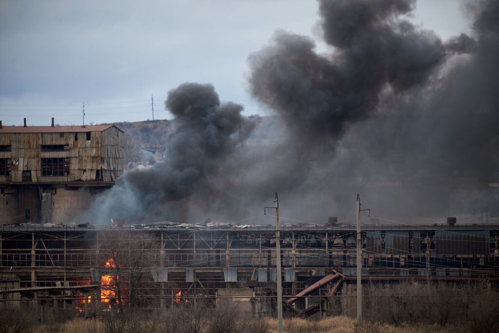 Humo se levanta tras impactar un misil en Kostiantynivka de Ucrania
