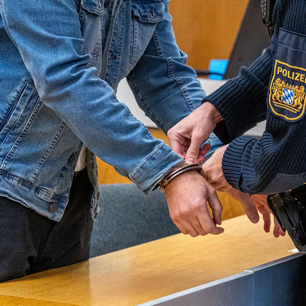 Conmoción en Alemania: juzgan a conserje escolar por sedar, abusar y filmar a su esposa durante años