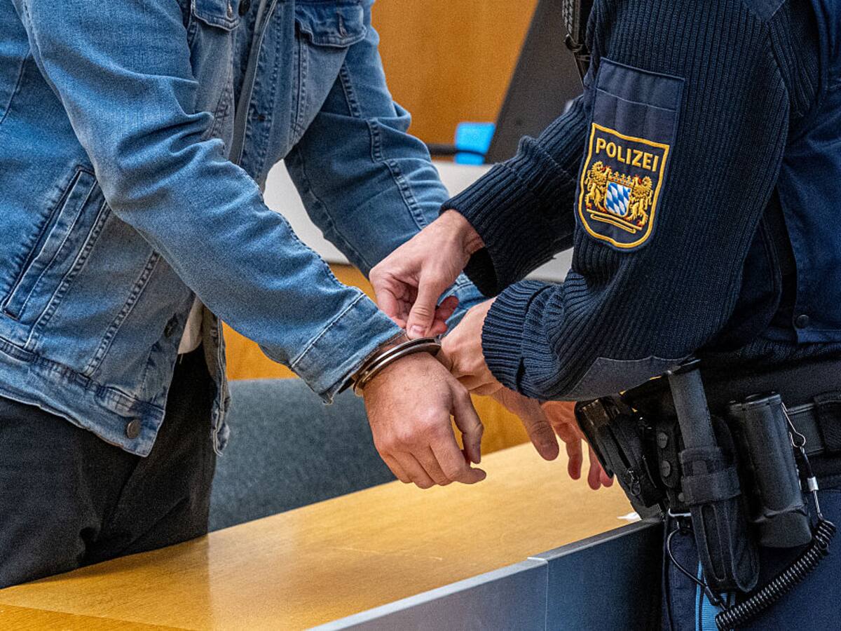 Conmoción en Alemania: juzgan a conserje escolar por sedar, abusar y filmar a su esposa durante años
