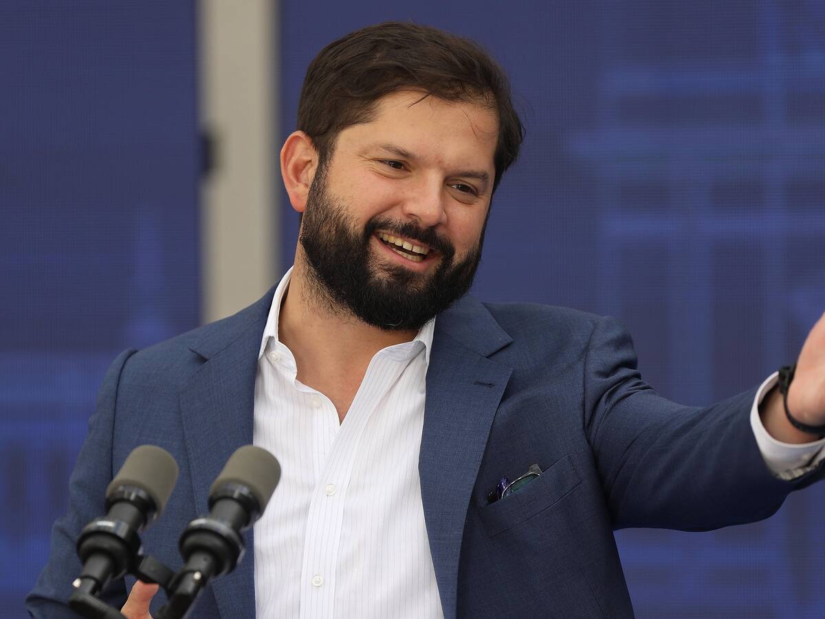 “Quedan mucho más en ridículo ustedes”: Presidente Boric responde a personas que le gritaban “merluzo” durante actividad en Arica